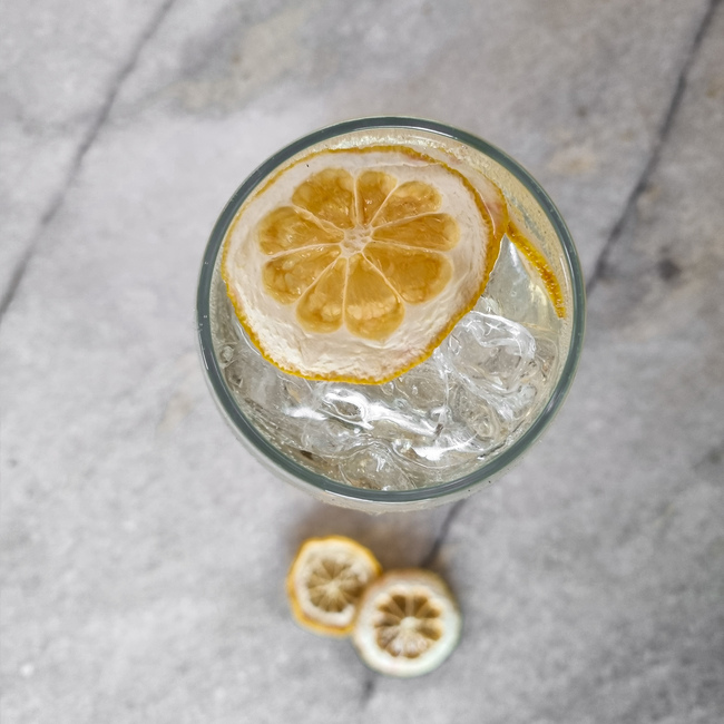 coctelería con limón deshidratado
